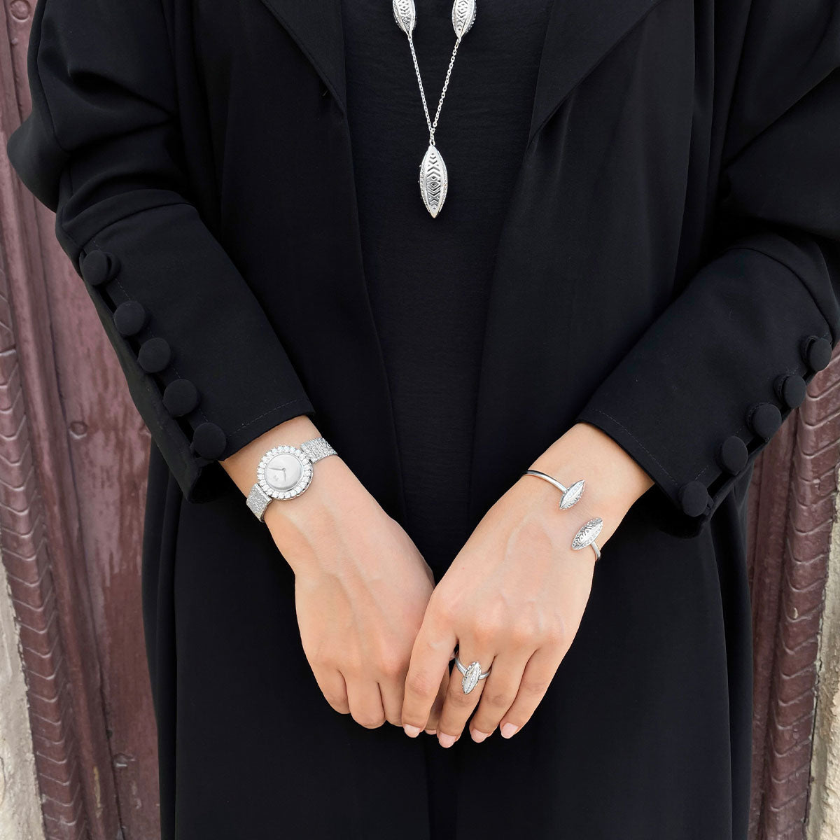 ليف / قلادة باللون الفضي