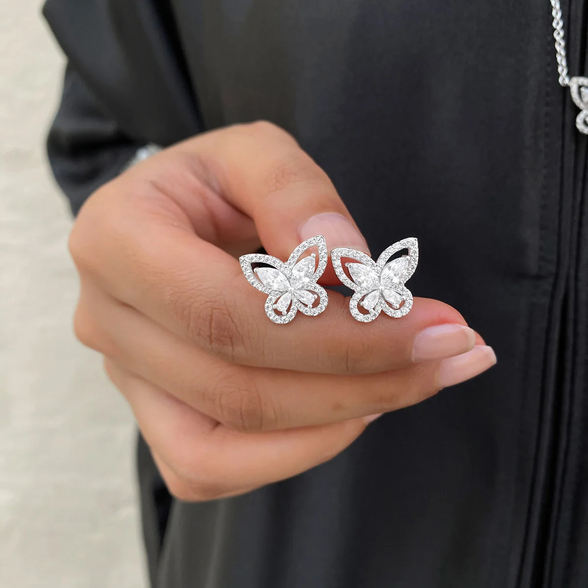 بترفلاي / أقراط باللون الفضي