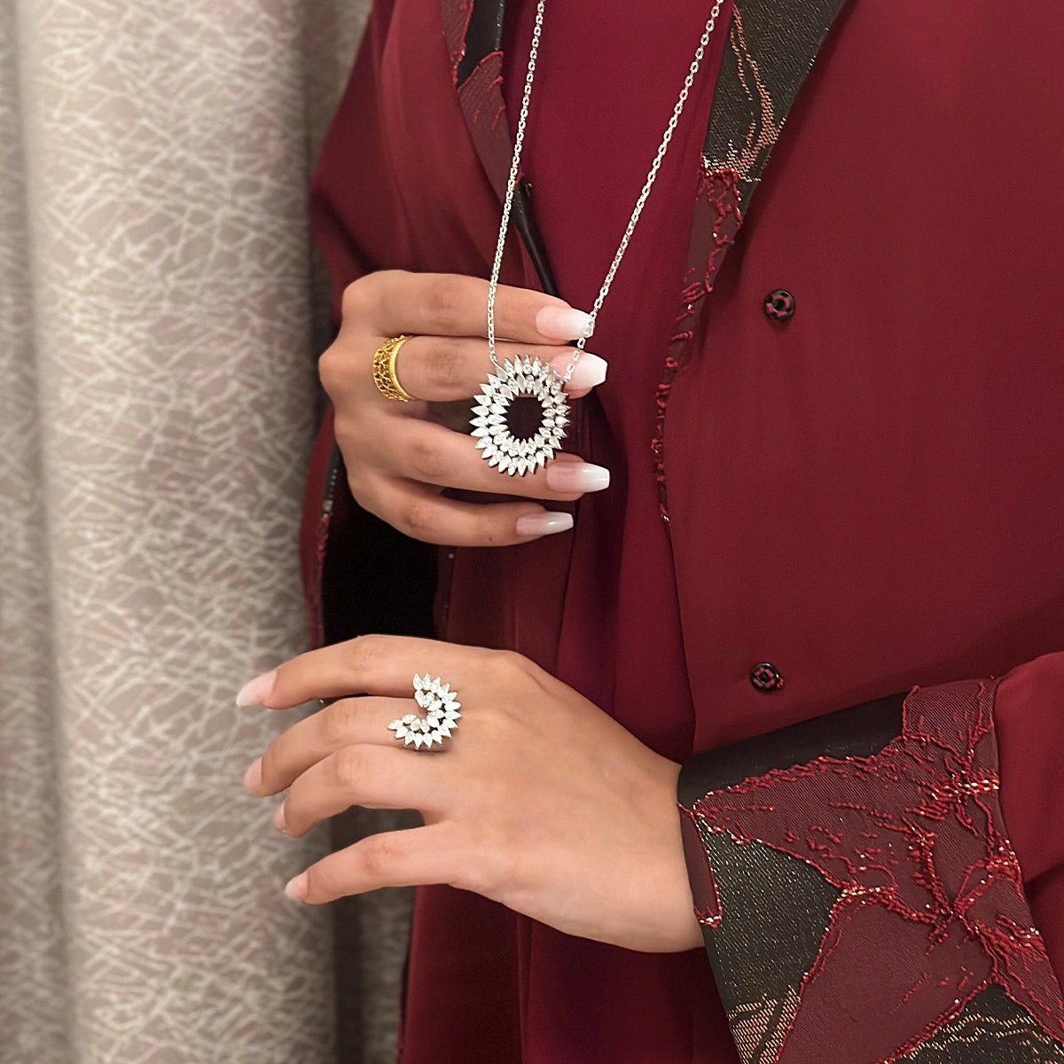 تشارمنق دروب / عقد باللون الفضي