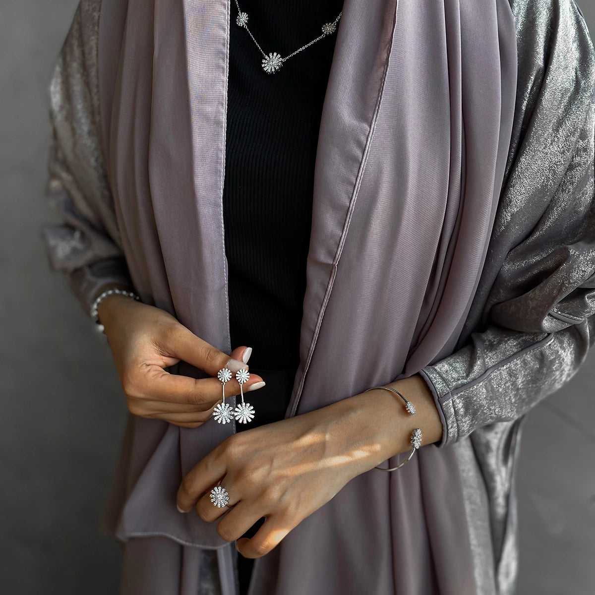 تشارمنق سن فلاور / أقراط باللون الفضي