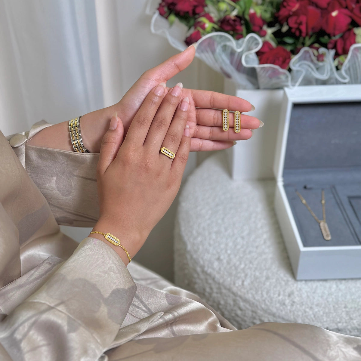 فاين / أقراط باللون الذهبي