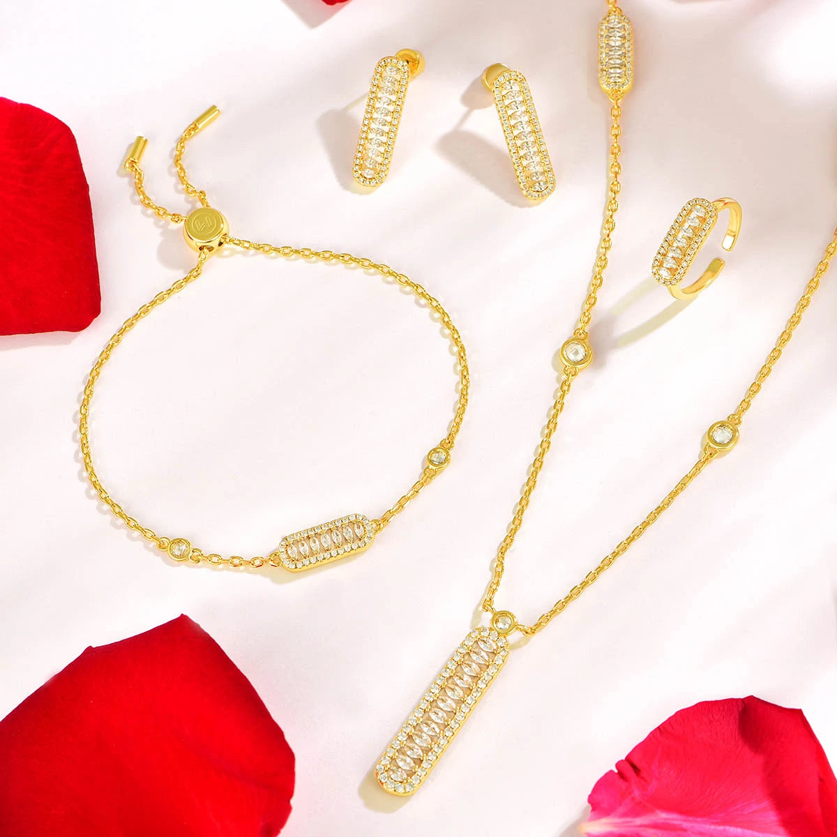 فاين / طقم باللون الذهبي