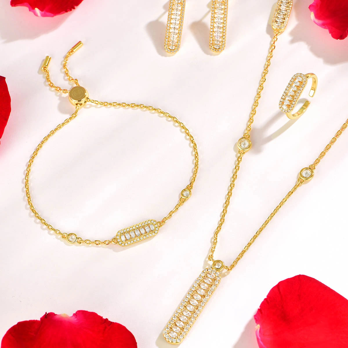 فاين / طقم باللون الذهبي