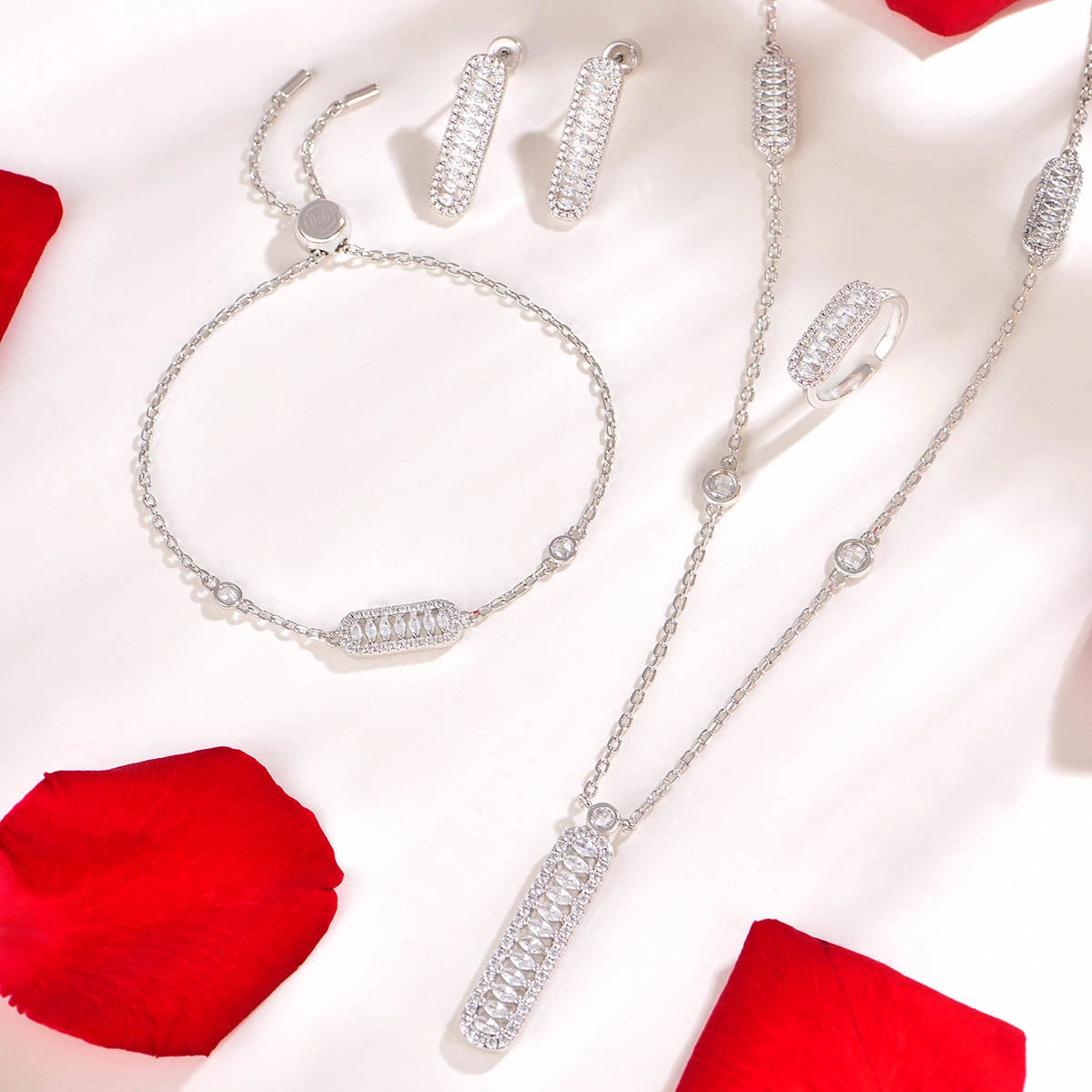 فاين / طقم باللون الفضي