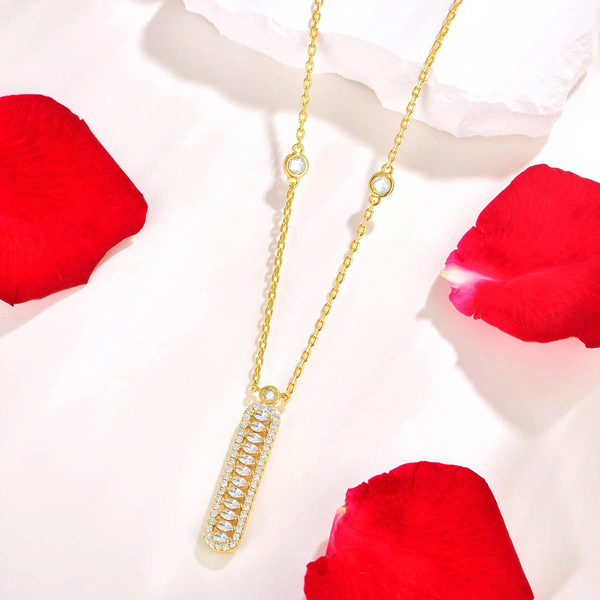 فاين / قلادة باللون الذهبي