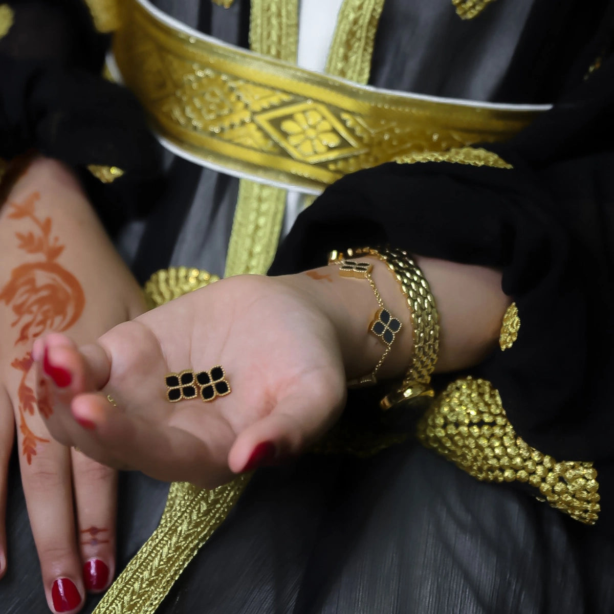 جوري / أقراط الحجر الأسود باللون الذهبي