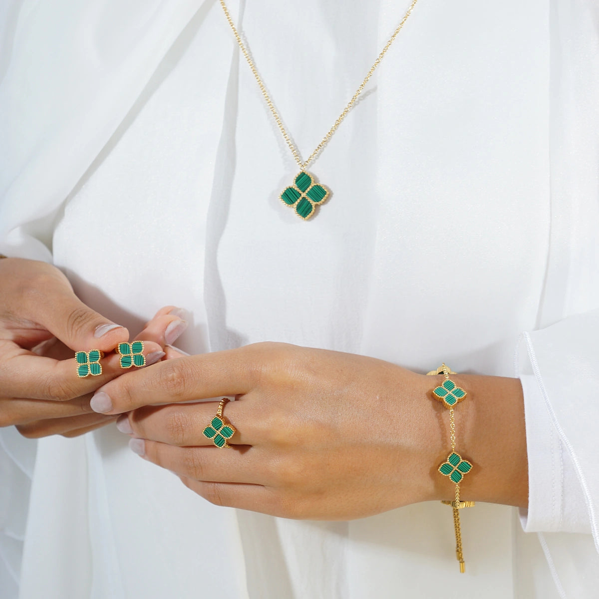 جوري / عُقد اللؤلؤ بلون الذهب