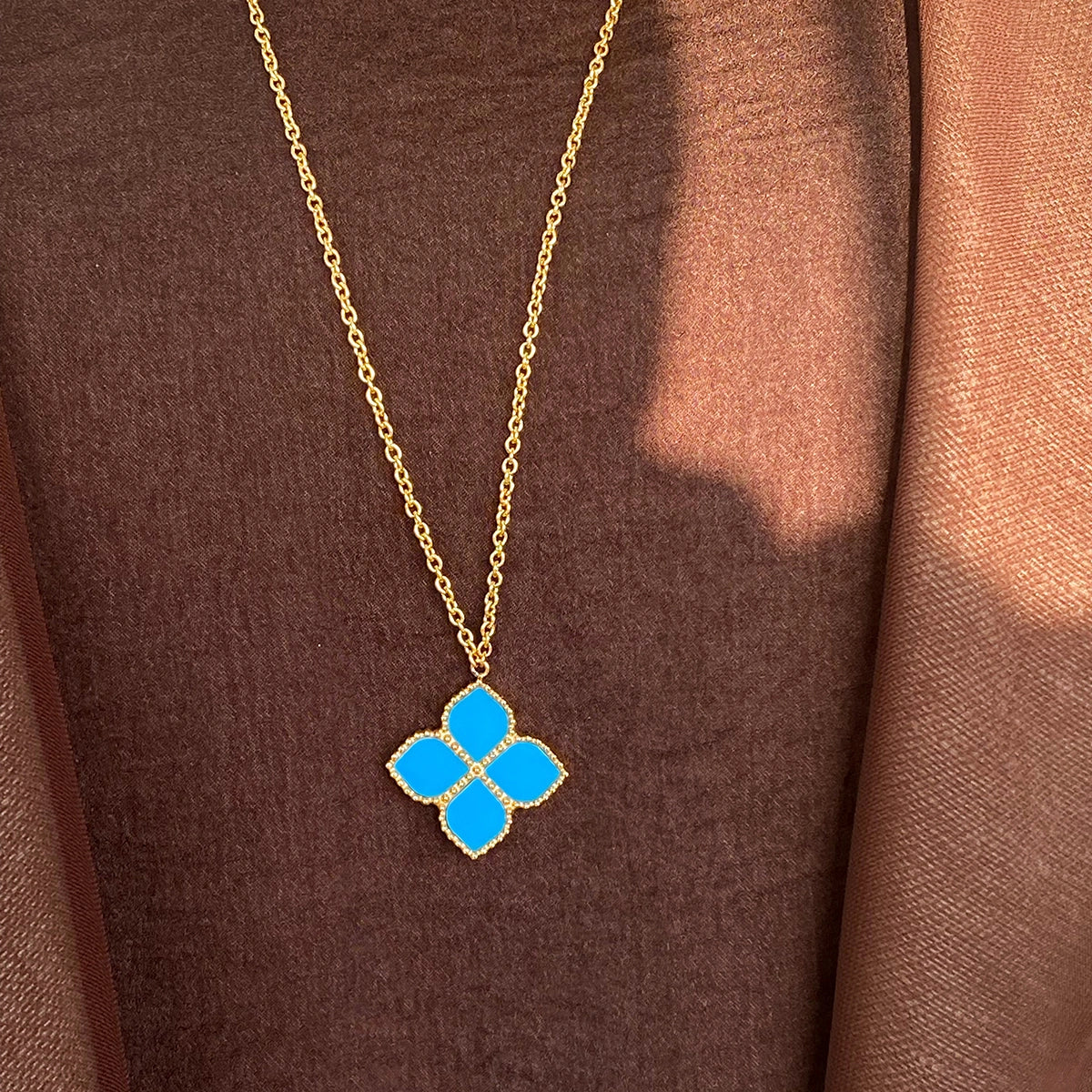 جوري / قلادة العقيق التركوازي باللون الذهبي