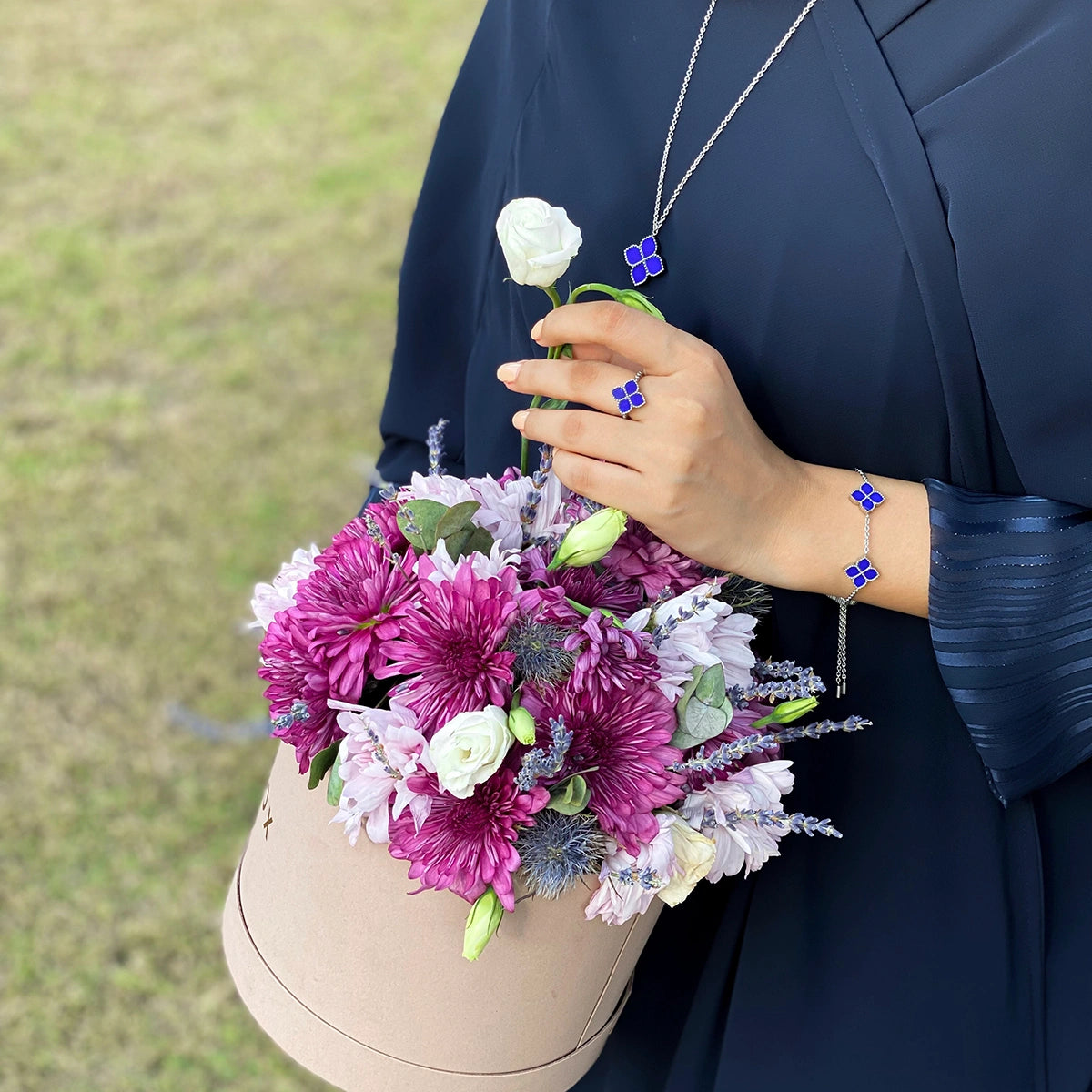 جوري / عُقد اللؤلؤ باللون الفضي