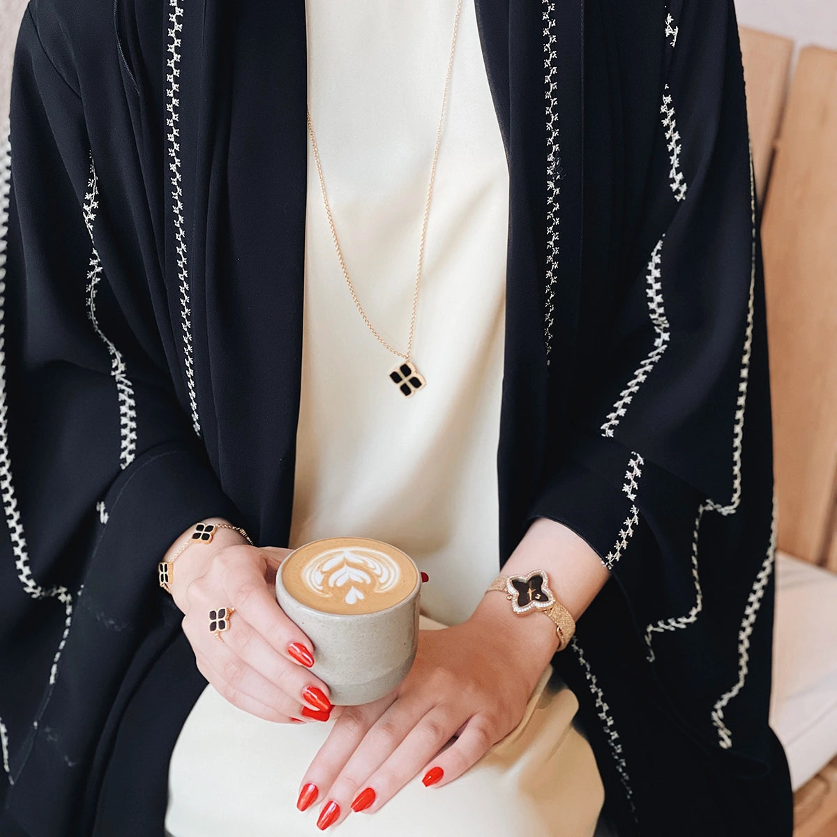 جوري / عُقد الحجر الأسود بلون الذهب