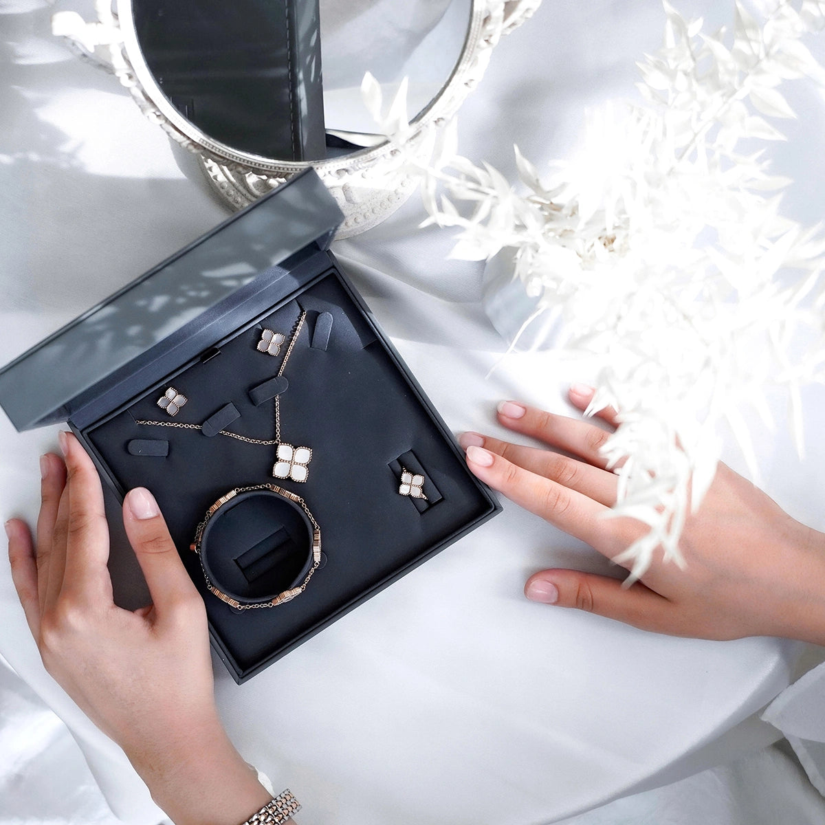 جوري / أقراط اللؤلؤ بلون الروز قولد