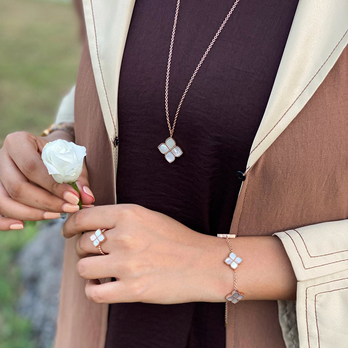 جوري / أقراط اللؤلؤ بلون الروز قولد