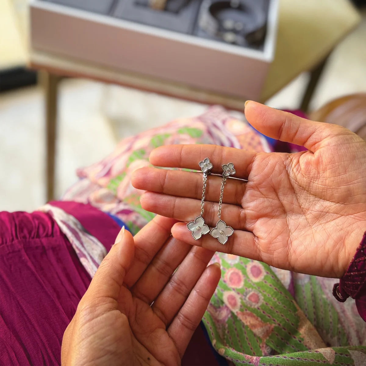 ميني جوري  / أقراط اللؤلؤ باللون الفضي