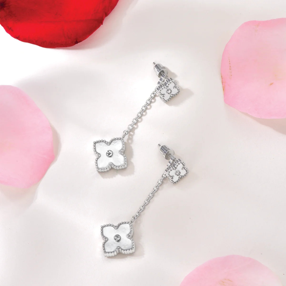 ميني جوري  / أقراط اللؤلؤ باللون الفضي