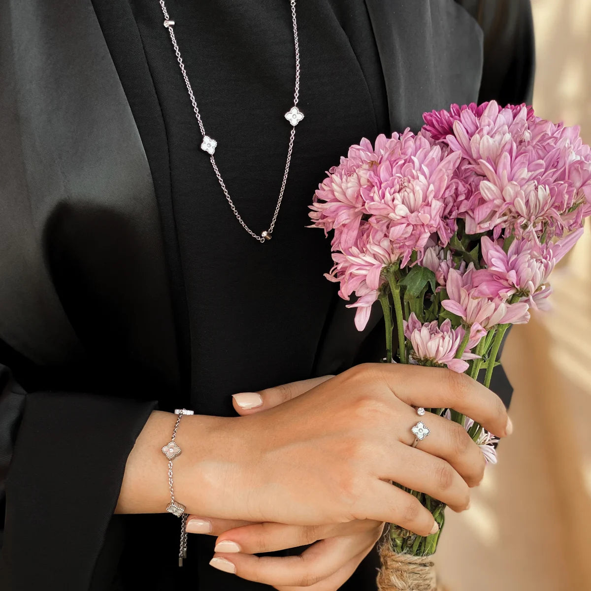 ميني جوري / عُقد اللؤلؤ باللون الفضي