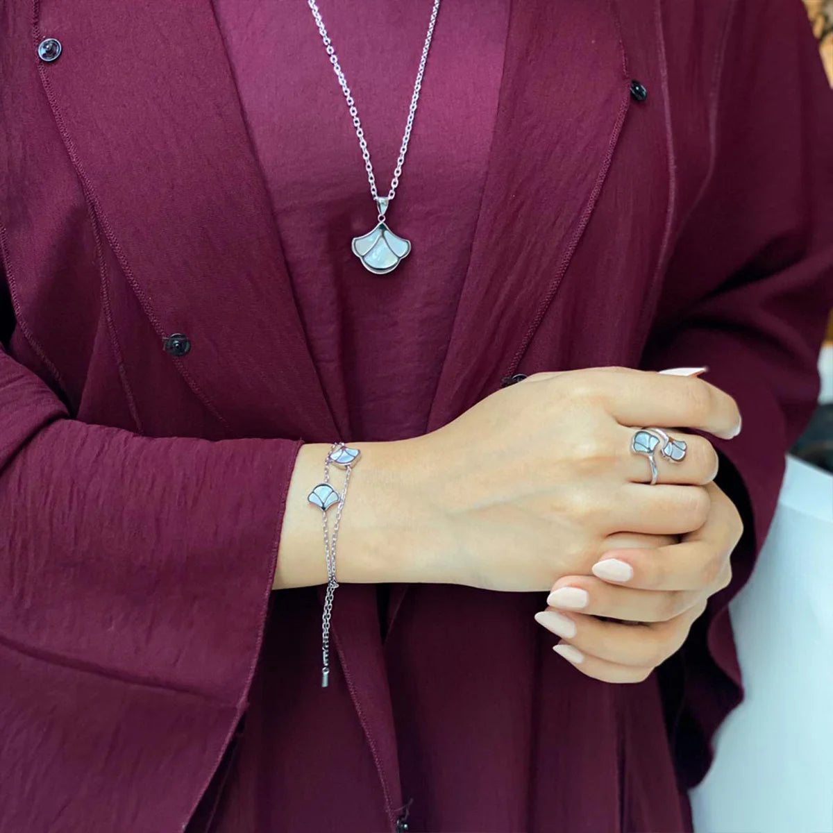 توليب / عُقد اللؤلؤ باللون الفضي