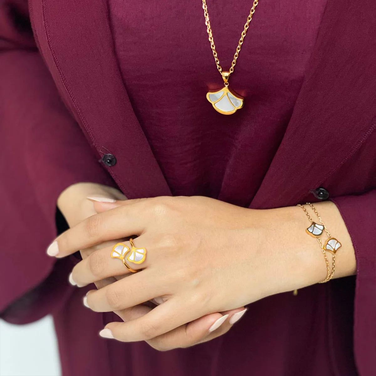 توليب / عُقد اللؤلؤ باللون الذهبي