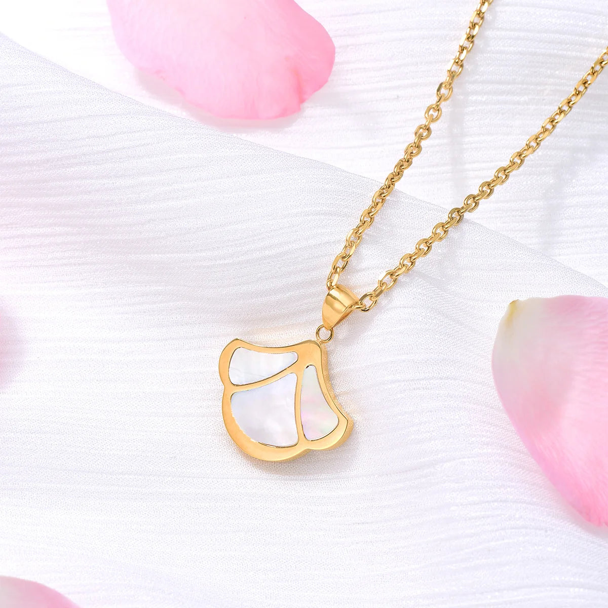 Tulip / Necklace Pearl Gold