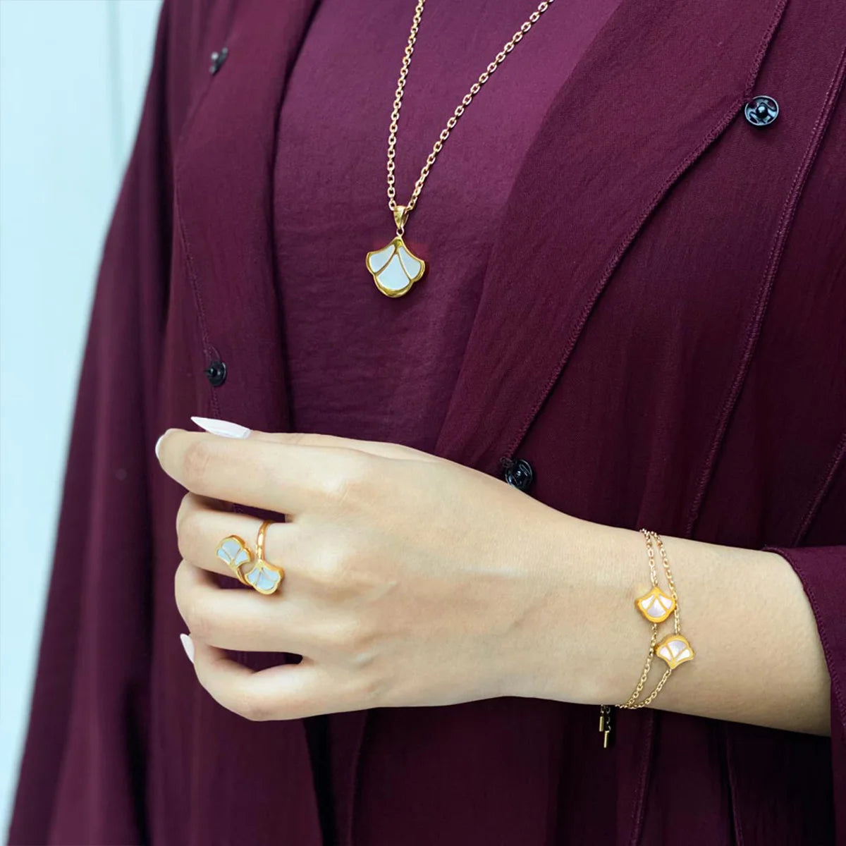 Tulip / Necklace Pearl Gold