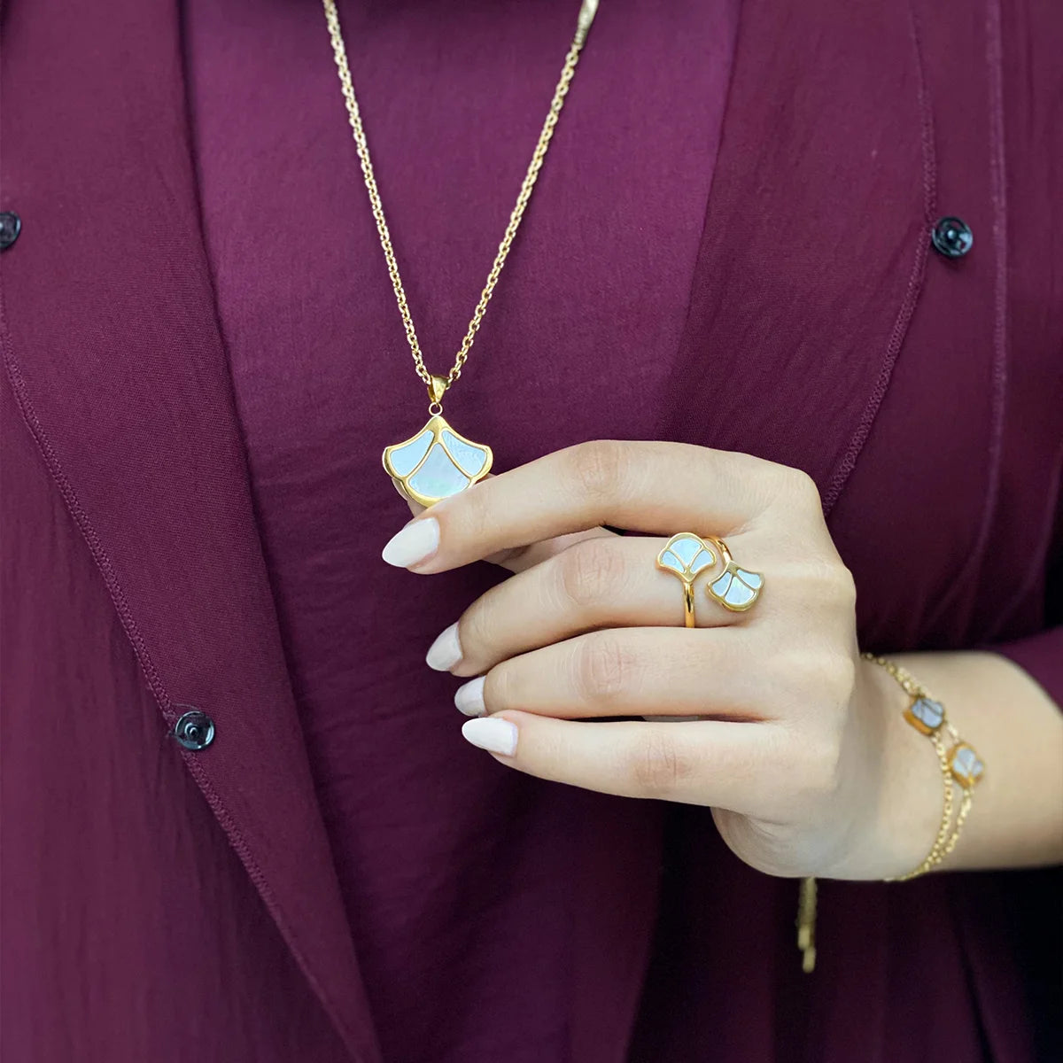 Tulip / Necklace Pearl Gold