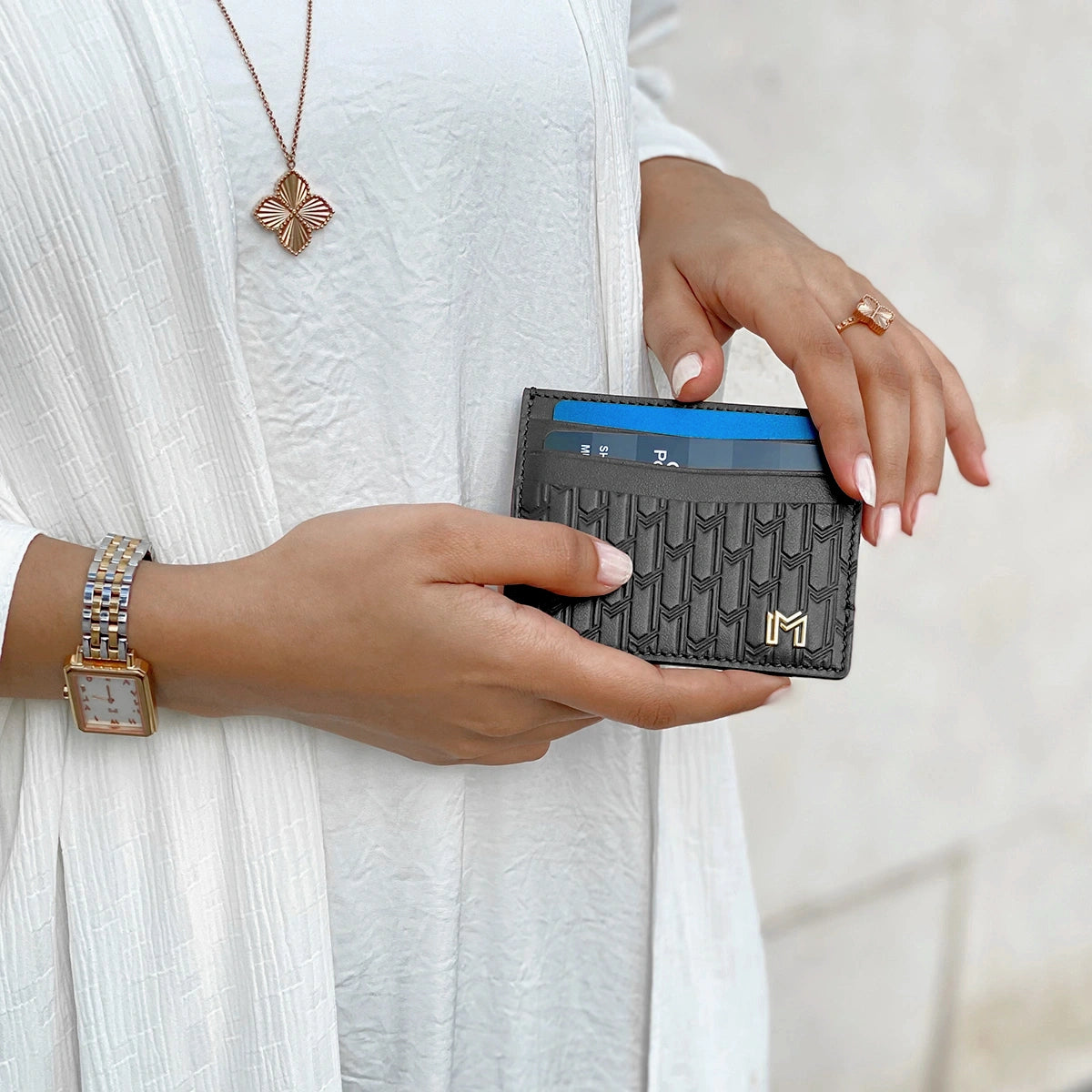 جلد ايطالي أسود / ذهبي