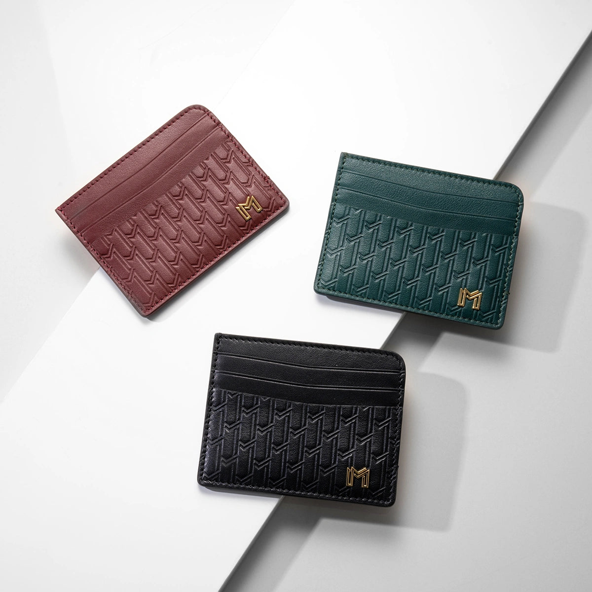 جلد ايطالي أسود / ذهبي