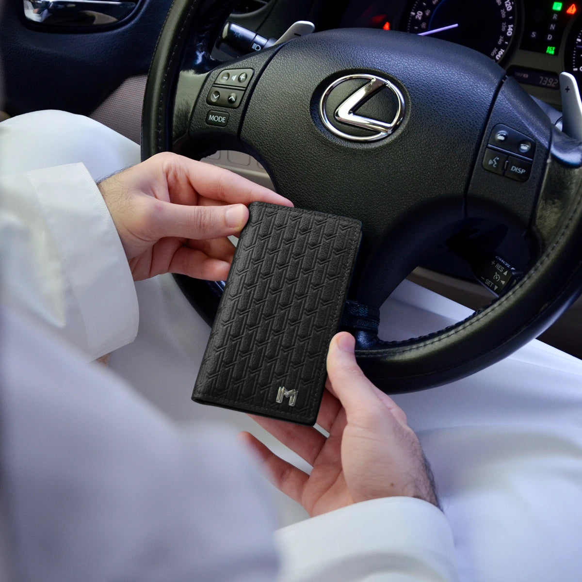 جلد الجمل أسود / فضي