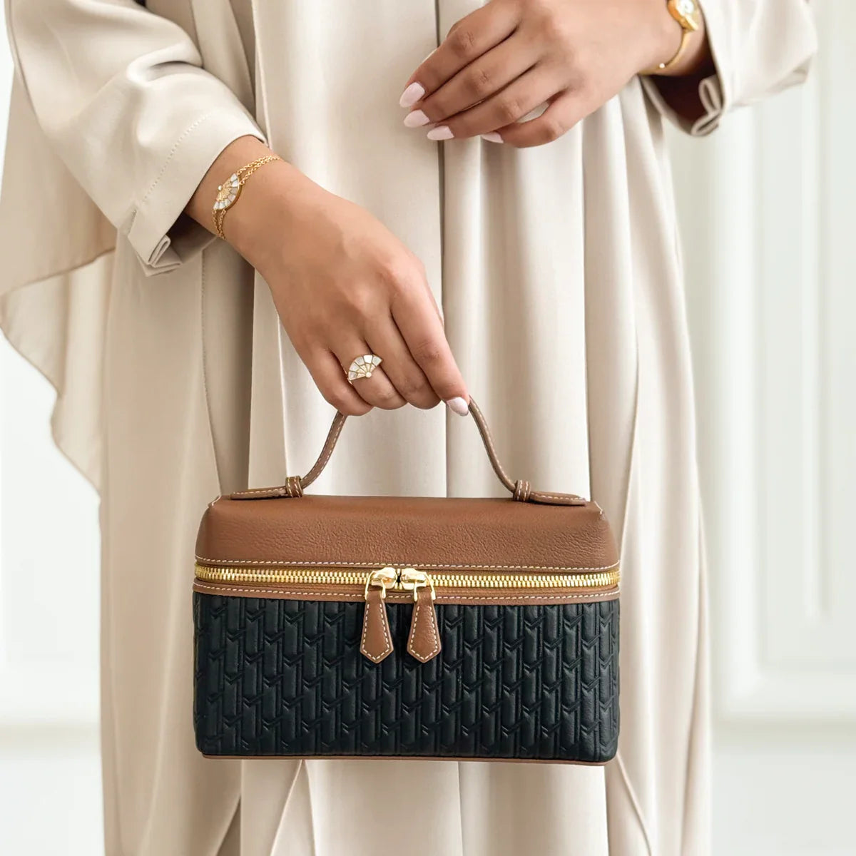 شنطة ميثاء / اسود و تان