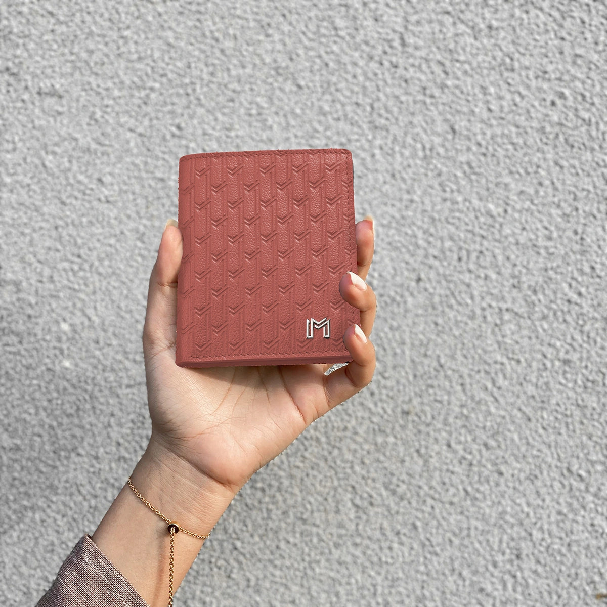 جلد الجمل وردي / فضي