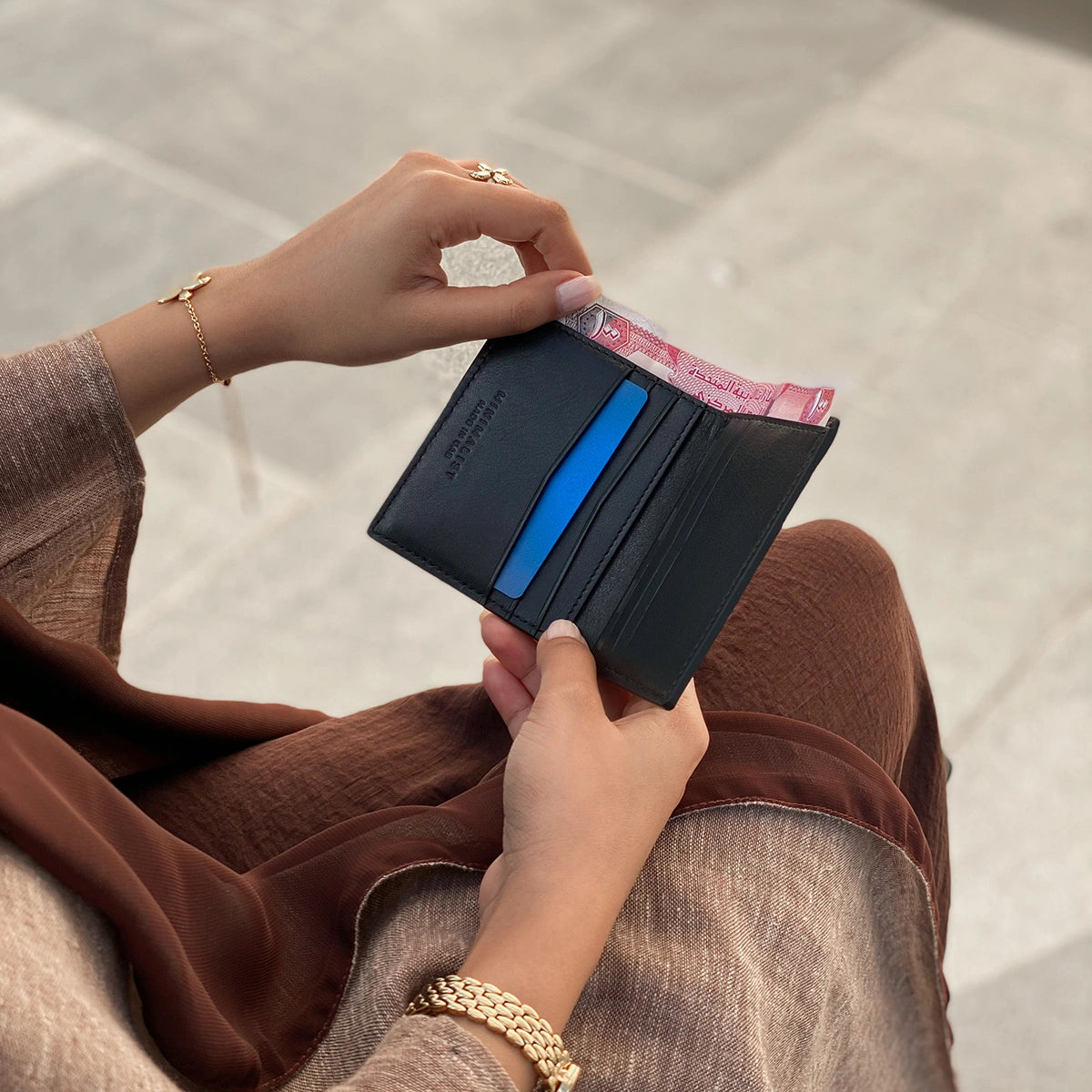 جلد ايطالي أسود / ذهبي