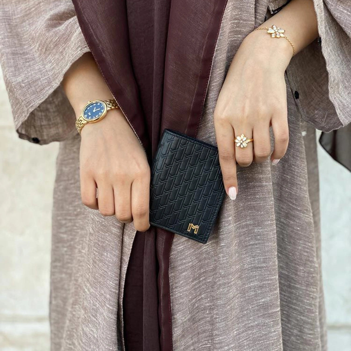 جلد ايطالي أسود / ذهبي