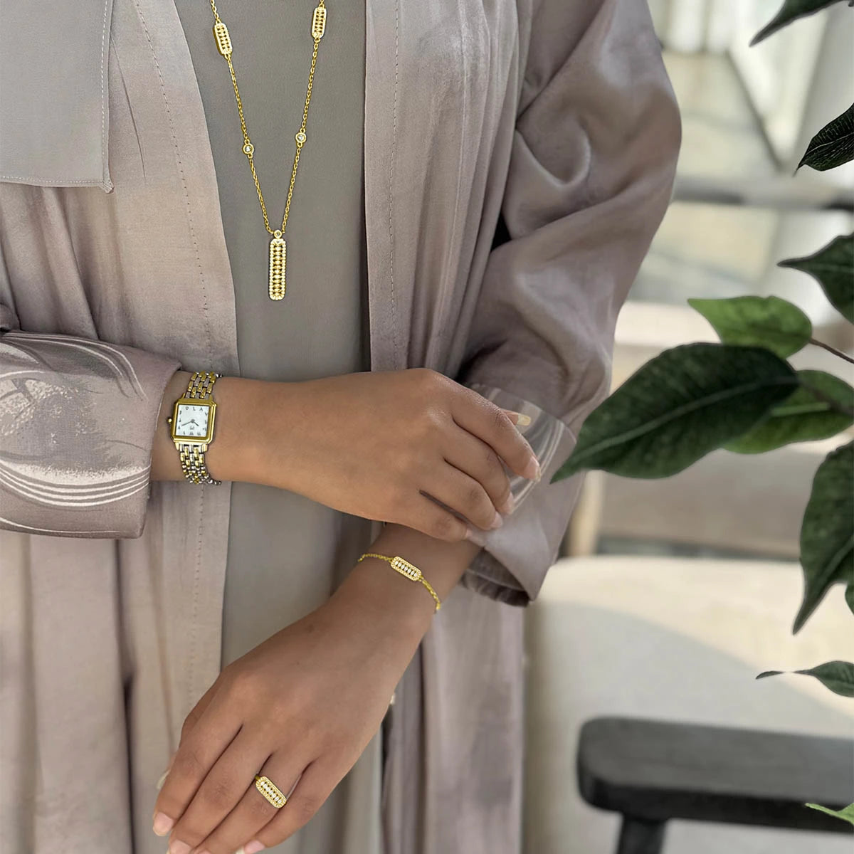 فاين / قلادة باللون الذهبي