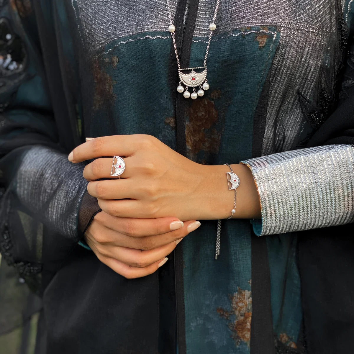 شناف / اسوارة اللؤلؤ باللون الفضي