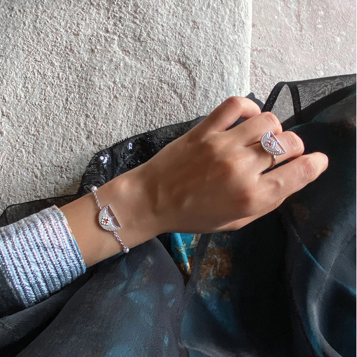 شناف / اسوارة اللؤلؤ باللون الفضي