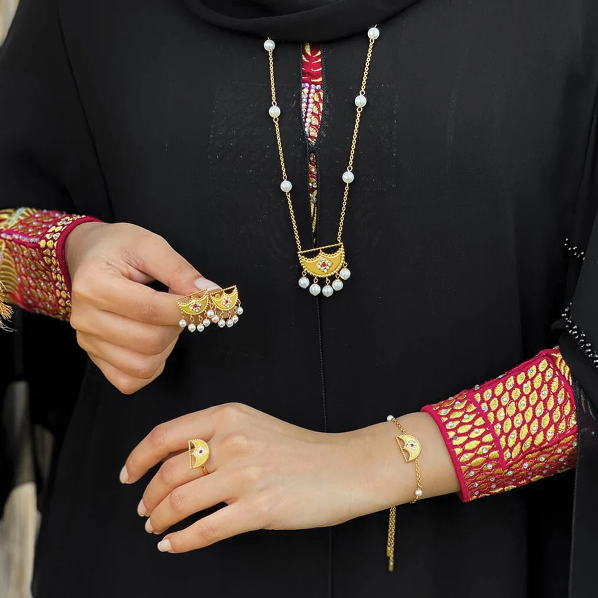 شناف / اسوارة اللؤلؤ باللون الذهبي