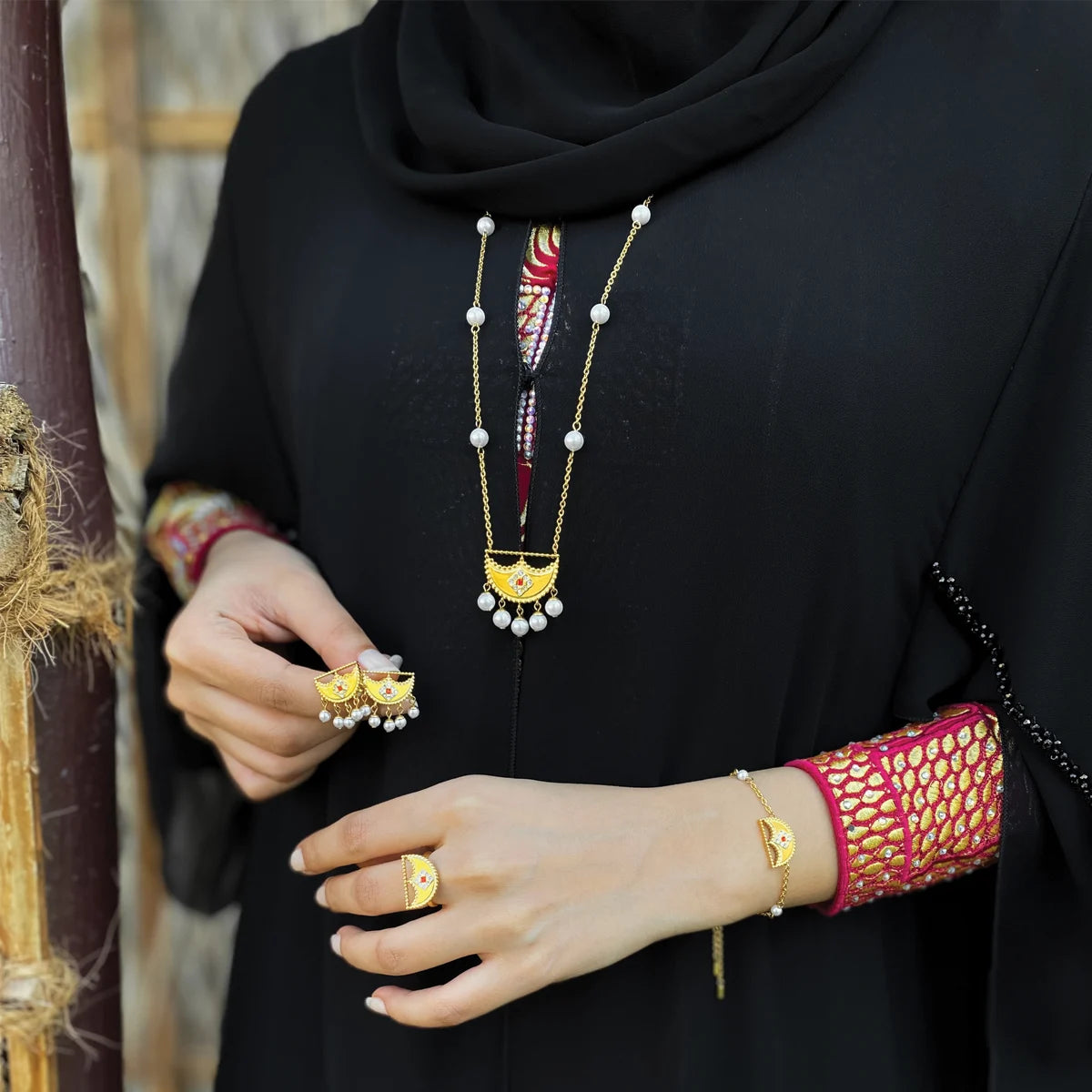 شناف /أقراط اللؤلؤ باللون الذهبي