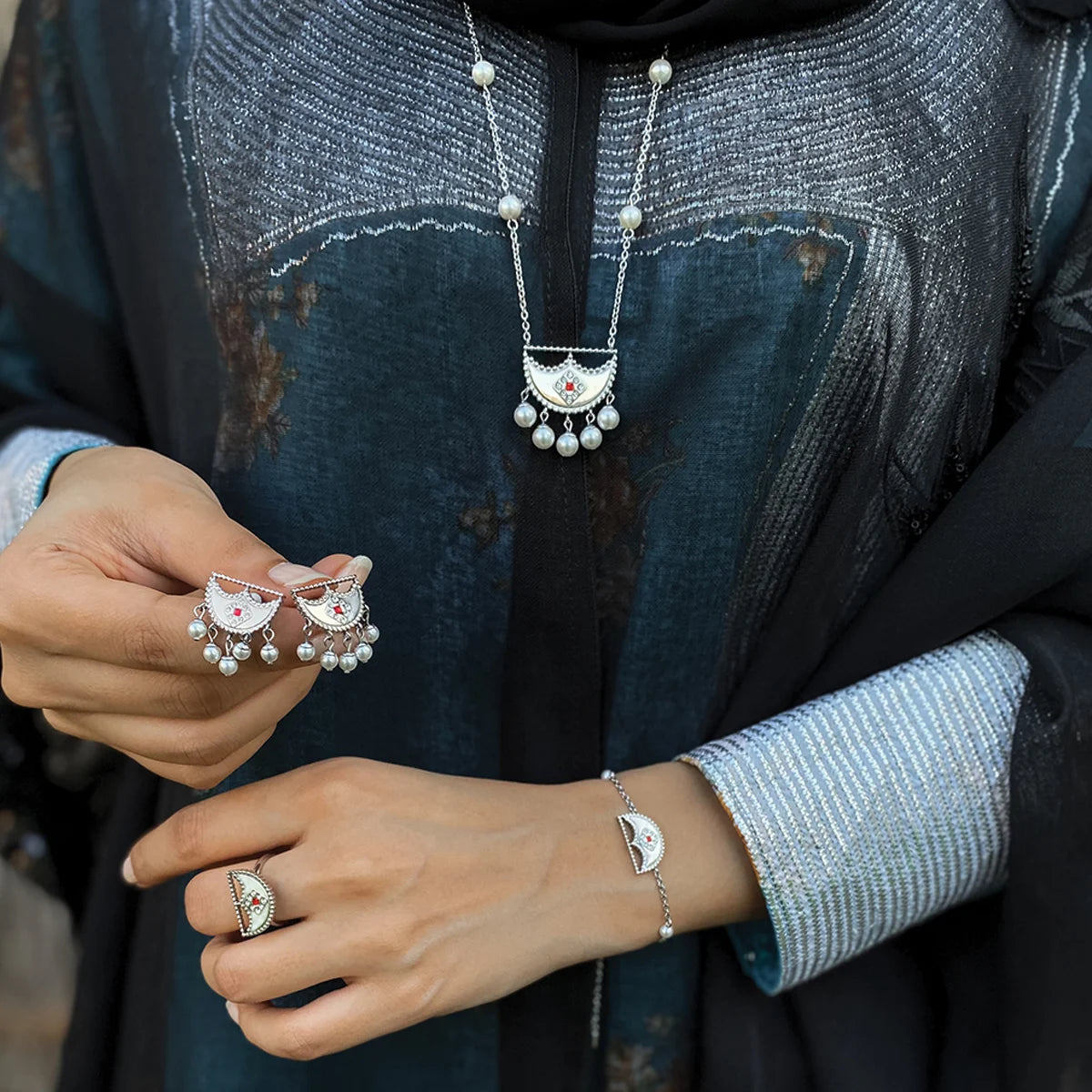 شناف / عقد اللؤلؤ باللون الفضي