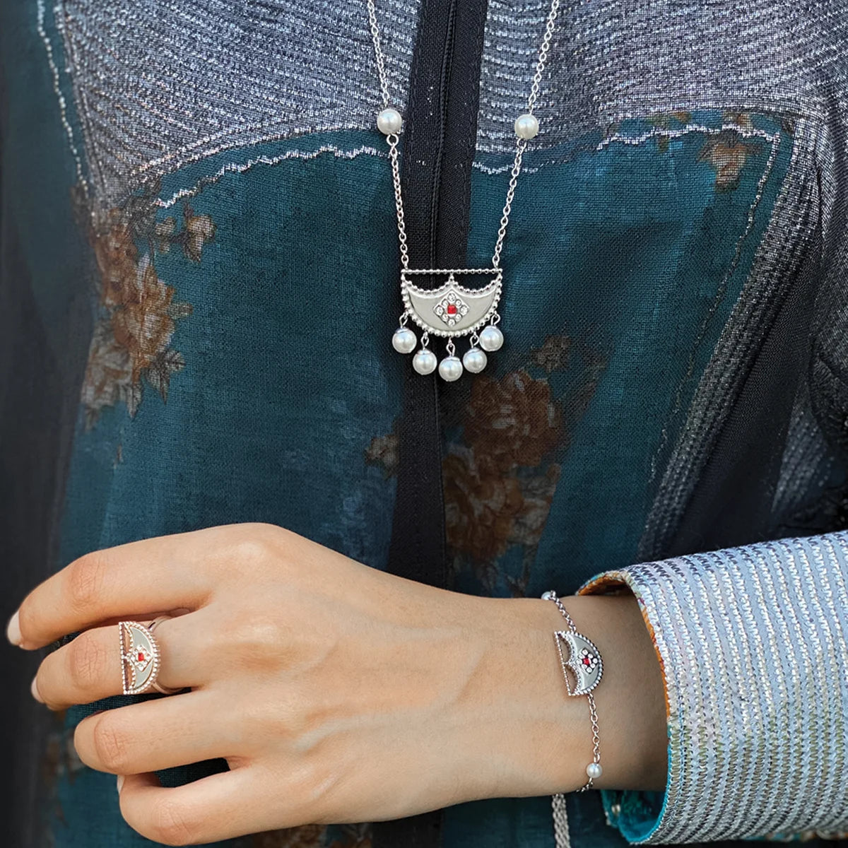 شناف / عقد اللؤلؤ باللون الفضي