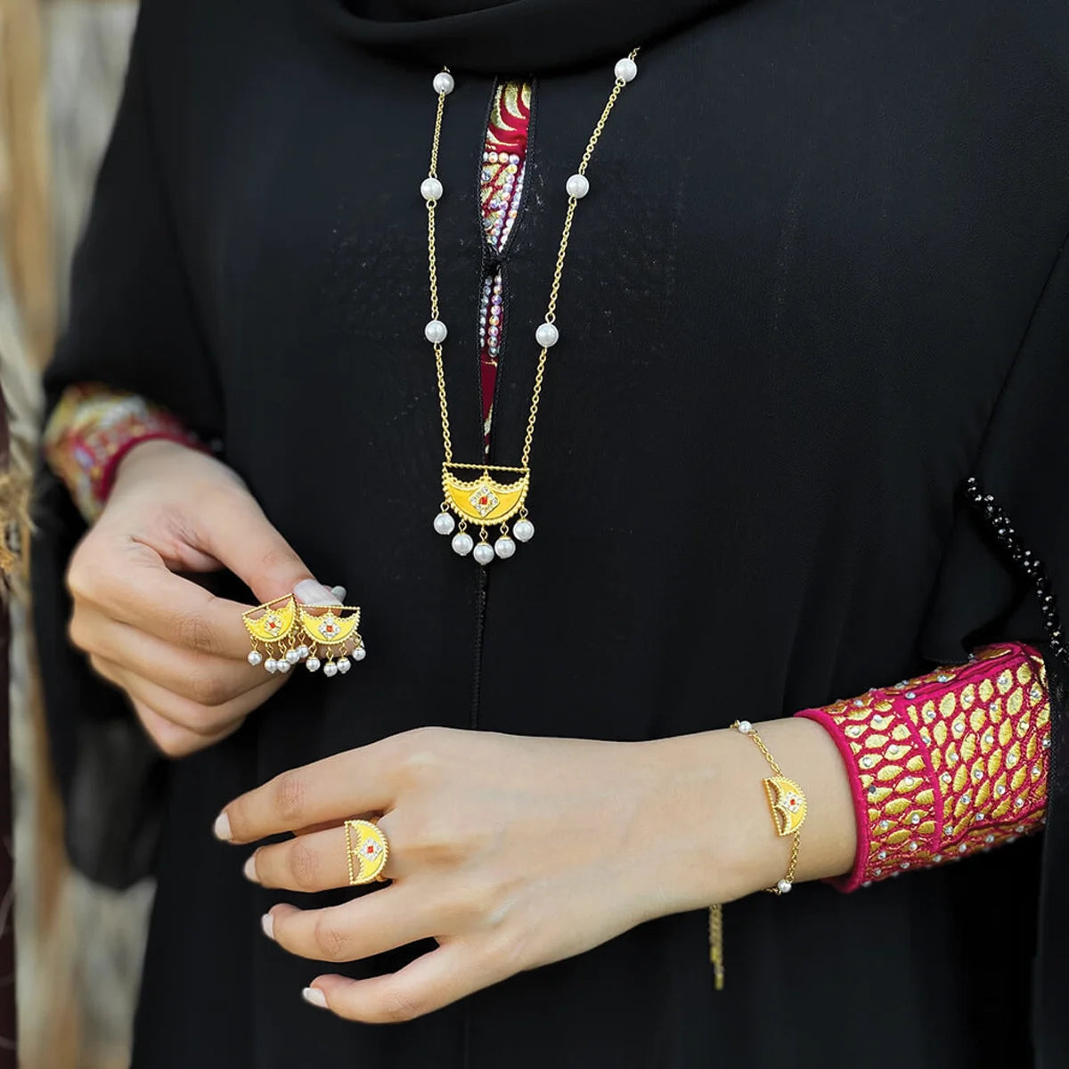 شناف / عقد اللؤلؤ باللون الذهبي