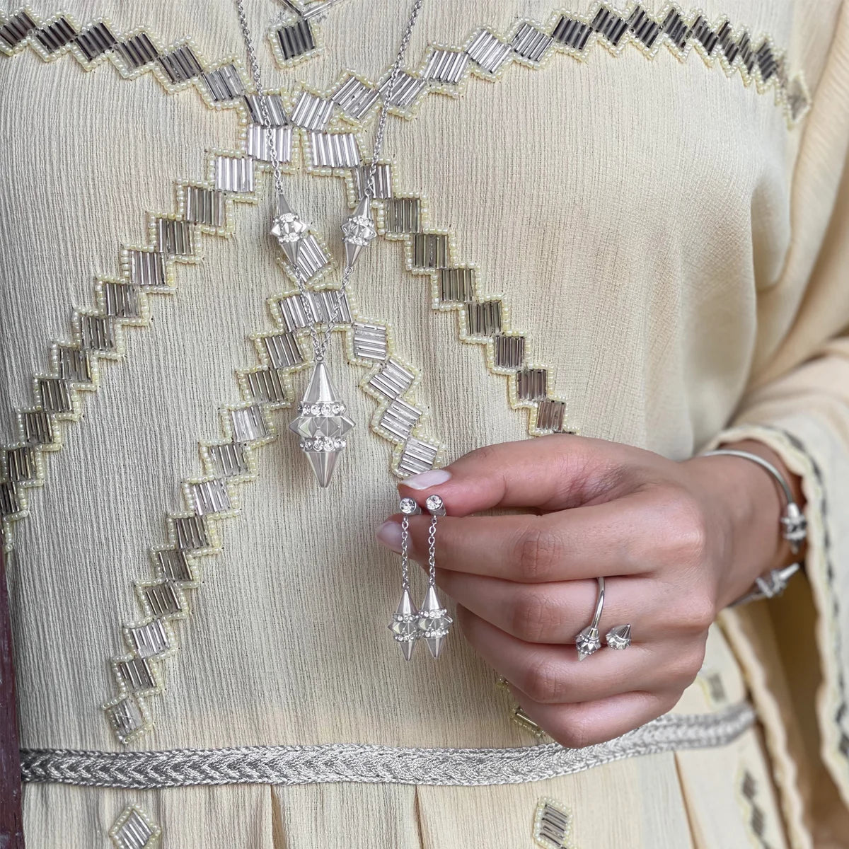 تراث / أقراط باللون الفضي