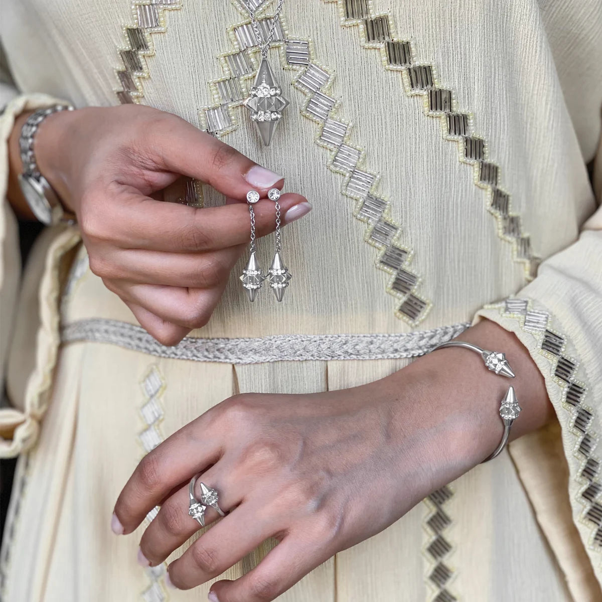 تراث / أقراط باللون الفضي