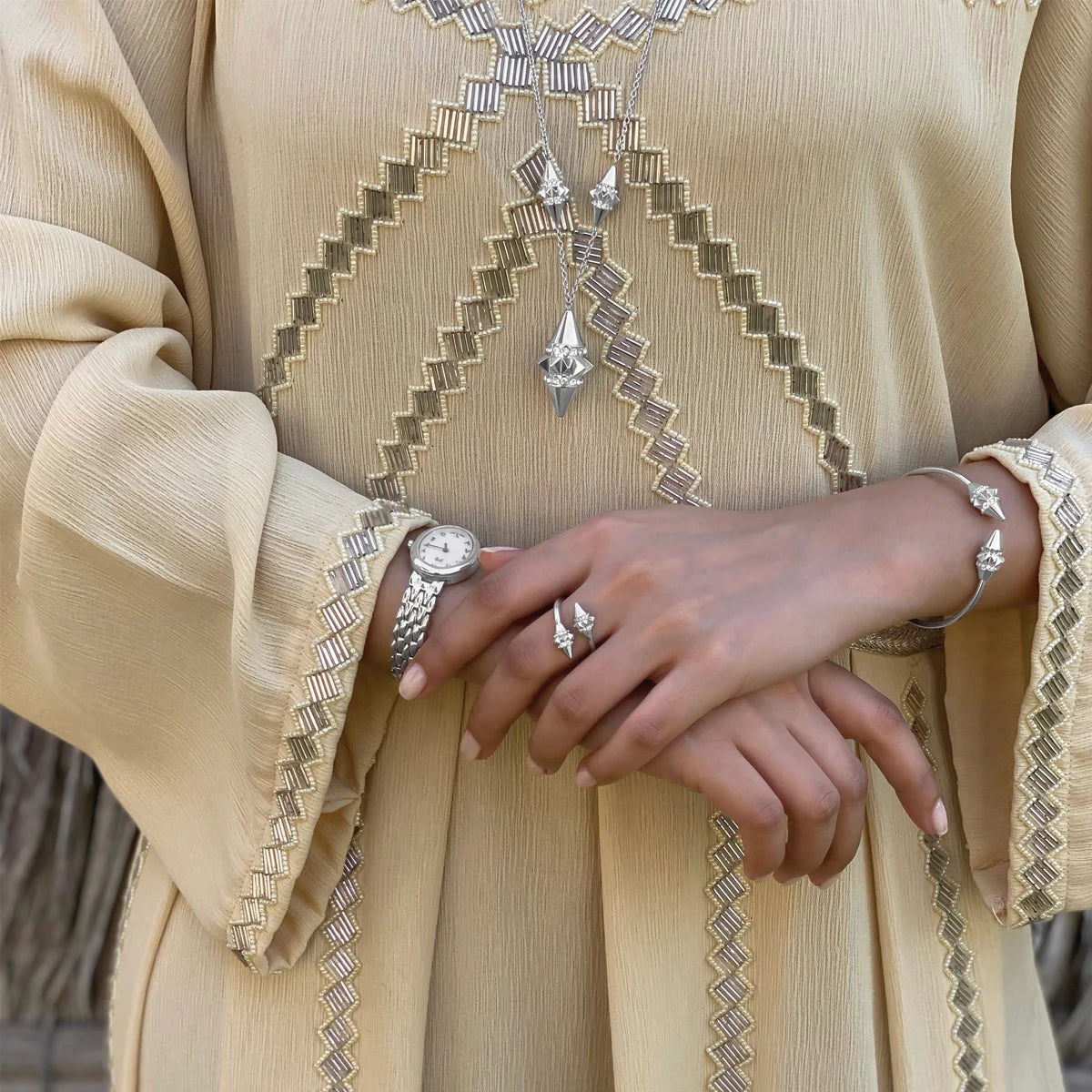 تراث / عقد باللون الفضي