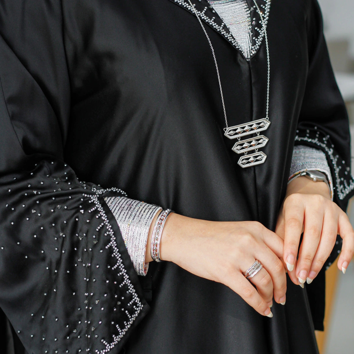 أناقة / قلادة فضية