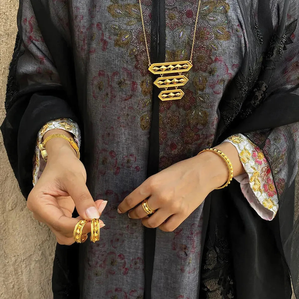 أناقة / أقراط ذهبية