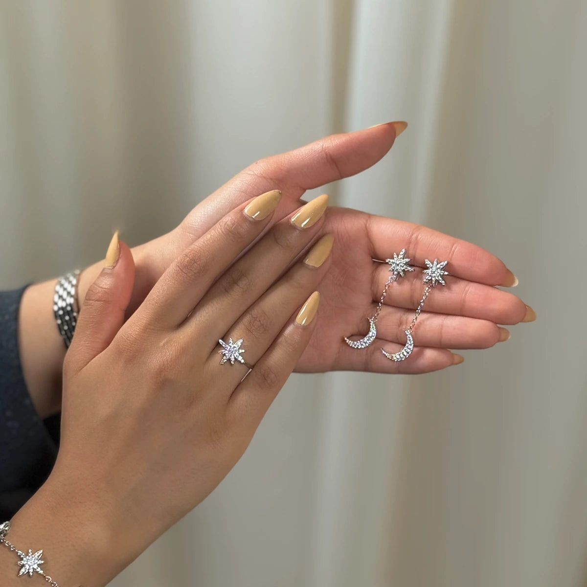 مون ستار / أقراط باللون الفضي