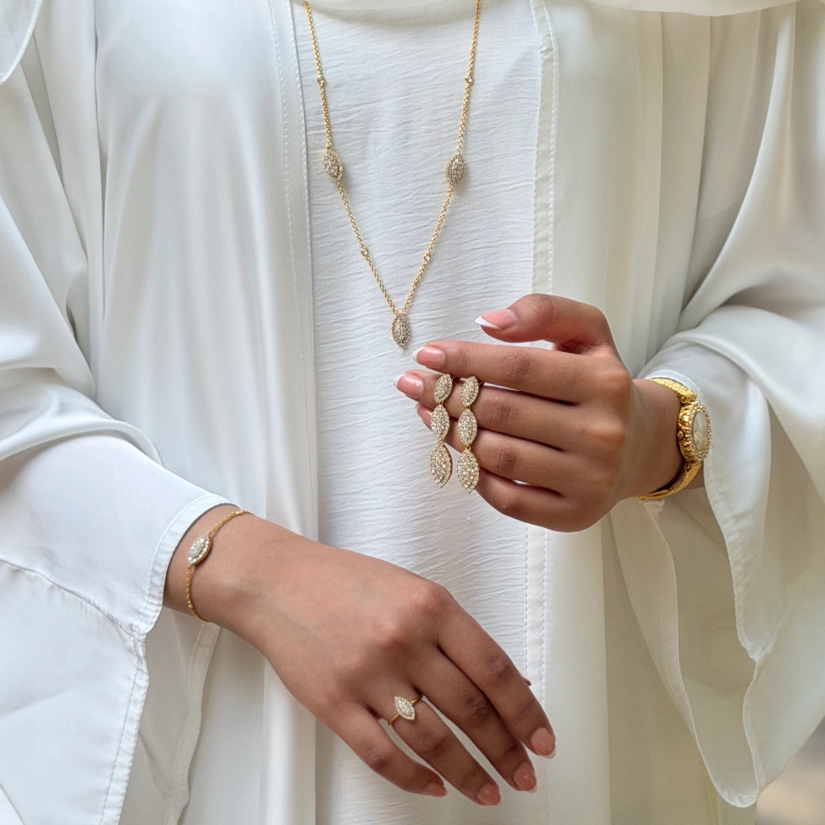 ديزي ليف / طقم باللون الذهبي