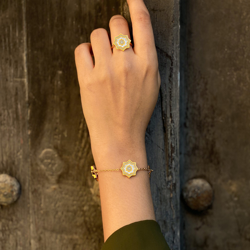 نجم / إسوارة اللؤلؤ باللون الذهبي